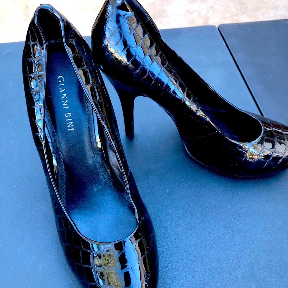 Gianni Bini Round toe heels